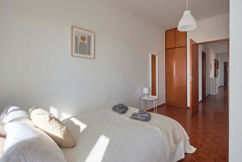 Comfortable bedroom in a 5-bedroom apartment in Cacilhas - Room 5