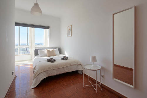 Comfortable bedroom in a 5-bedroom apartment in Cacilhas - Room 5