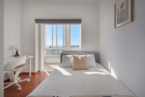 Comfortable bedroom in a 5-bedroom apartment in Cacilhas - Room 5 - Gallery - 9