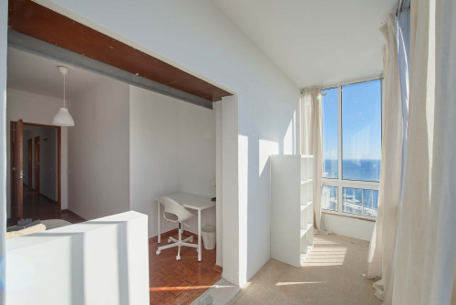 Comfortable bedroom in a 5-bedroom apartment in Cacilhas - Room 5