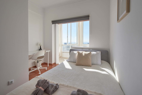 Comfortable bedroom in a 5-bedroom apartment in Cacilhas - Room 5 - Gallery - 12