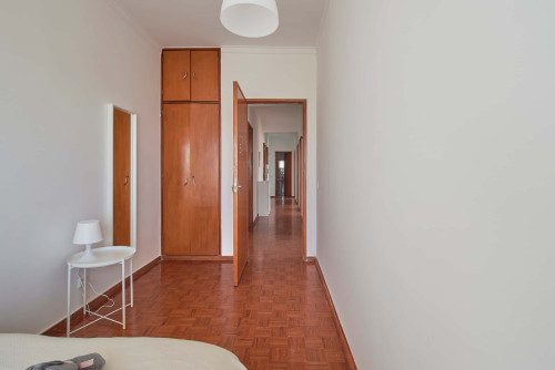 Comfortable bedroom in a 5-bedroom apartment in Cacilhas - Room 5 - Gallery - 8