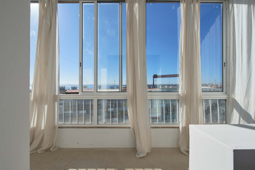 Comfortable bedroom in a 5-bedroom apartment in Cacilhas - Room 5 - Gallery - 10