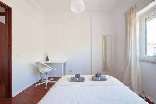 Cozy bedroom in a 5-bedroom apartment in Rua Eugénio de Castro - Room 3
