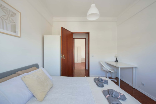 Cozy bedroom in a 5-bedroom apartment in Rua Eugénio de Castro - Room 3