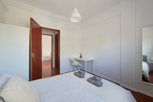 Cozy bedroom in a 5-bedroom apartment in Rua Eugénio de Castro - Room 3