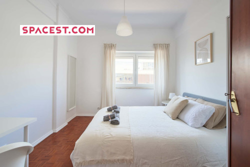 Cozy bedroom in a 5-bedroom apartment in Rua Eugénio de Castro - Room 3 - Gallery - 9