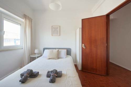 Cozy bedroom in a 5-bedroom apartment in Rua Eugénio de Castro - Room 3 - Gallery - 7