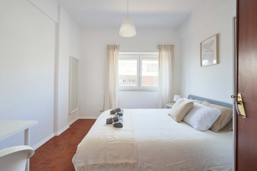 Cozy bedroom in a 5-bedroom apartment in Rua Eugénio de Castro - Room 3
