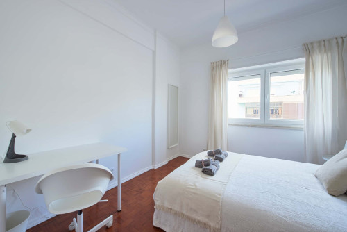 Cozy bedroom in a 5-bedroom apartment in Rua Eugénio de Castro - Room 3 - Gallery - 8