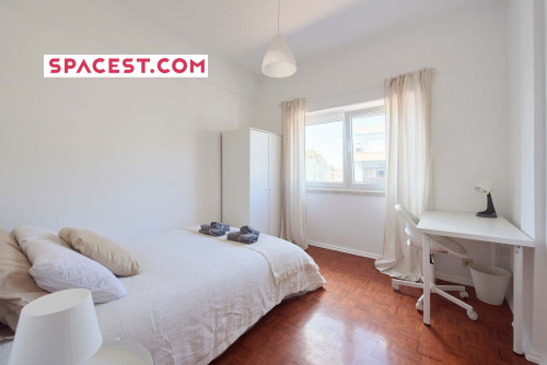 Luminous bedroom in a 5-bedroom apartment in Rua Eugénio de Castro - Room 2 - Gallery - 9