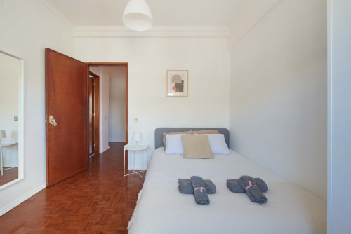 Luminous bedroom in a 5-bedroom apartment in Rua Eugénio de Castro - Room 2