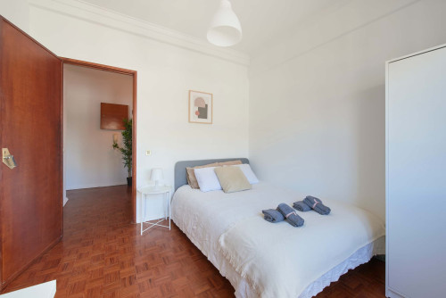 Luminous bedroom in a 5-bedroom apartment in Rua Eugénio de Castro - Room 2 - Gallery - 6