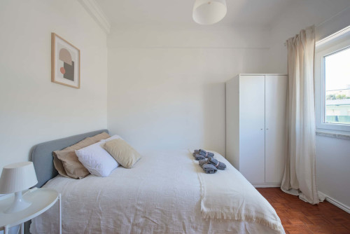 Luminous bedroom in a 5-bedroom apartment in Rua Eugénio de Castro - Room 2 - Gallery - 7