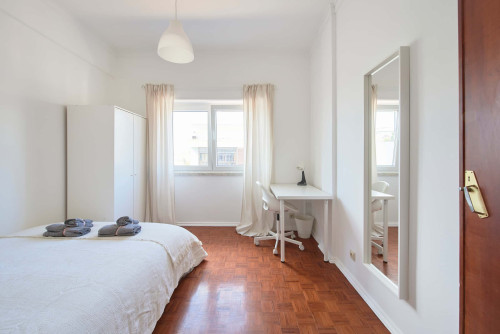 Luminous bedroom in a 5-bedroom apartment in Rua Eugénio de Castro - Room 2