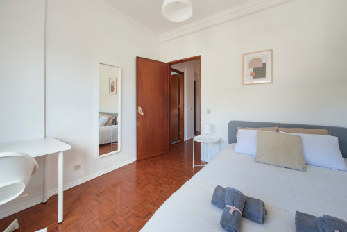 Luminous bedroom in a 5-bedroom apartment in Rua Eugénio de Castro - Room 2