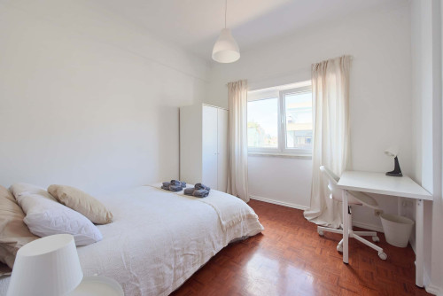 Luminous bedroom in a 5-bedroom apartment in Rua Eugénio de Castro - Room 2