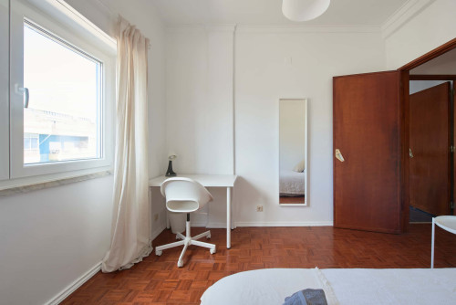 Luminous bedroom in a 5-bedroom apartment in Rua Eugénio de Castro - Room 2  - Gallery -  5