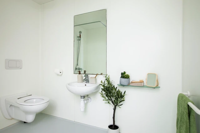 Double Partly Accessible En-Suite - 2