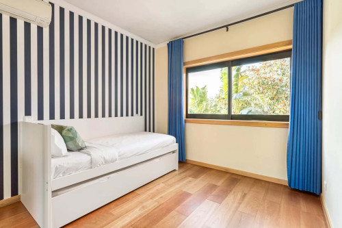 Elegant villa w/ dual pools in Carnaxide