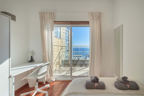 Cozy bedroom with private balcony in a 5-bedroom apartment in Cacilhas - Room 3