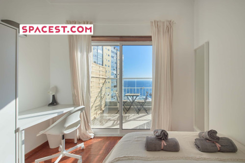 Cozy bedroom with private balcony in a 5-bedroom apartment in Cacilhas - Room 3 - Gallery - 10