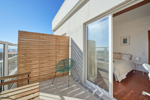 Cozy bedroom with private balcony in a 5-bedroom apartment in Cacilhas - Room 3  - Gallery -  5
