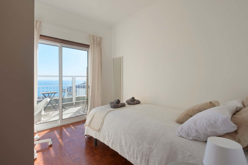 Cozy bedroom with private balcony in a 5-bedroom apartment in Cacilhas - Room 3 - Gallery - 9