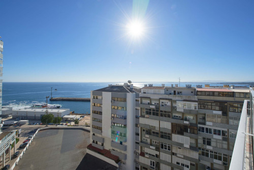 Cozy bedroom with private balcony in a 5-bedroom apartment in Cacilhas - Room 3 - Gallery - 6