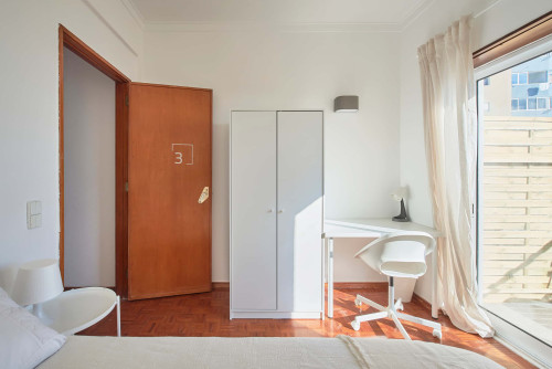 Cozy bedroom with private balcony in a 5-bedroom apartment in Cacilhas - Room 3