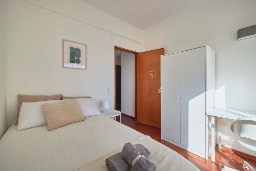 Cozy bedroom with private balcony in a 5-bedroom apartment in Cacilhas - Room 3
