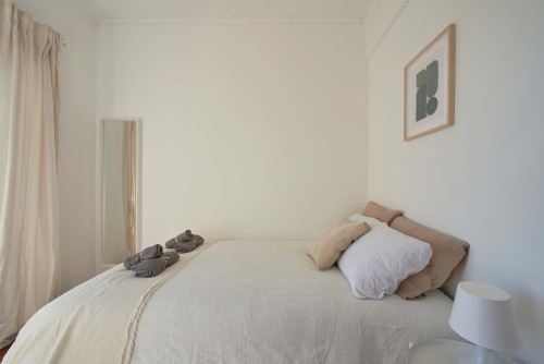 Cozy bedroom with private balcony in a 5-bedroom apartment in Cacilhas - Room 3 - Gallery - 7