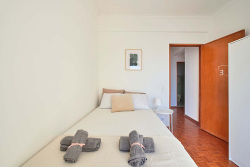Cozy bedroom with private balcony in a 5-bedroom apartment in Cacilhas - Room 3 - Gallery - 8