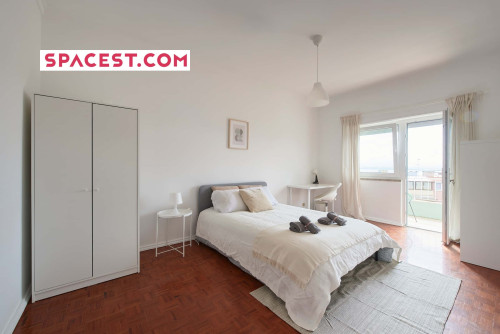 Luminous bedroom with private balcony in a 5-bedroom apartment in Rua Eugénio de Castro - Room 5 - Gallery - 14