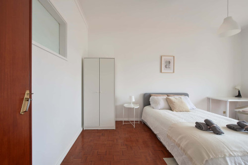 Luminous bedroom with private balcony in a 5-bedroom apartment in Rua Eugénio de Castro - Room 5 - Gallery - 13
