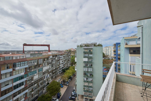 Luminous bedroom with private balcony in a 5-bedroom apartment in Rua Eugénio de Castro - Room 5 - Gallery - 8