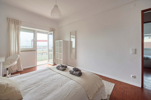 Luminous bedroom with private balcony in a 5-bedroom apartment in Rua Eugénio de Castro - Room 5 - Gallery - 10