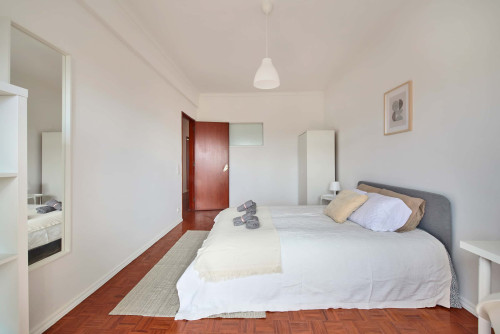 Luminous bedroom with private balcony in a 5-bedroom apartment in Rua Eugénio de Castro - Room 5 - Gallery - 9