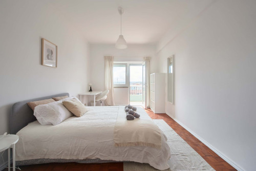 Luminous bedroom with private balcony in a 5-bedroom apartment in Rua Eugénio de Castro - Room 5 - Gallery - 12