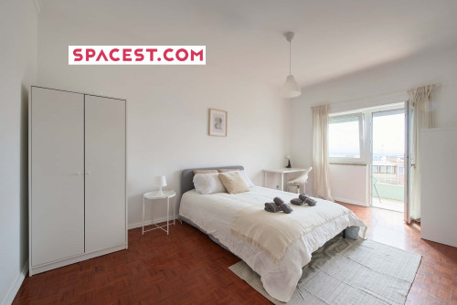 Luminous bedroom with private balcony in a 5-bedroom apartment in Rua Eugénio de Castro - Room 5 - Gallery - 15