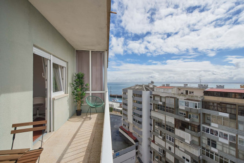 Luminous bedroom with private balcony in a 5-bedroom apartment in Rua Eugénio de Castro - Room 5 - Gallery - 7