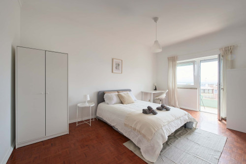 Luminous bedroom with private balcony in a 5-bedroom apartment in Rua Eugénio de Castro - Room 5