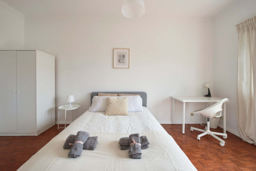 Luminous bedroom with private balcony in a 5-bedroom apartment in Rua Eugénio de Castro - Room 5