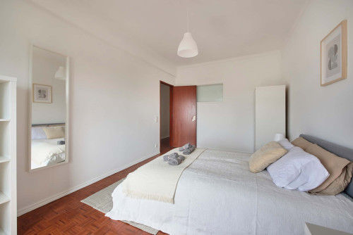 Luminous bedroom with private balcony in a 5-bedroom apartment in Rua Eugénio de Castro - Room 5 - Gallery - 11