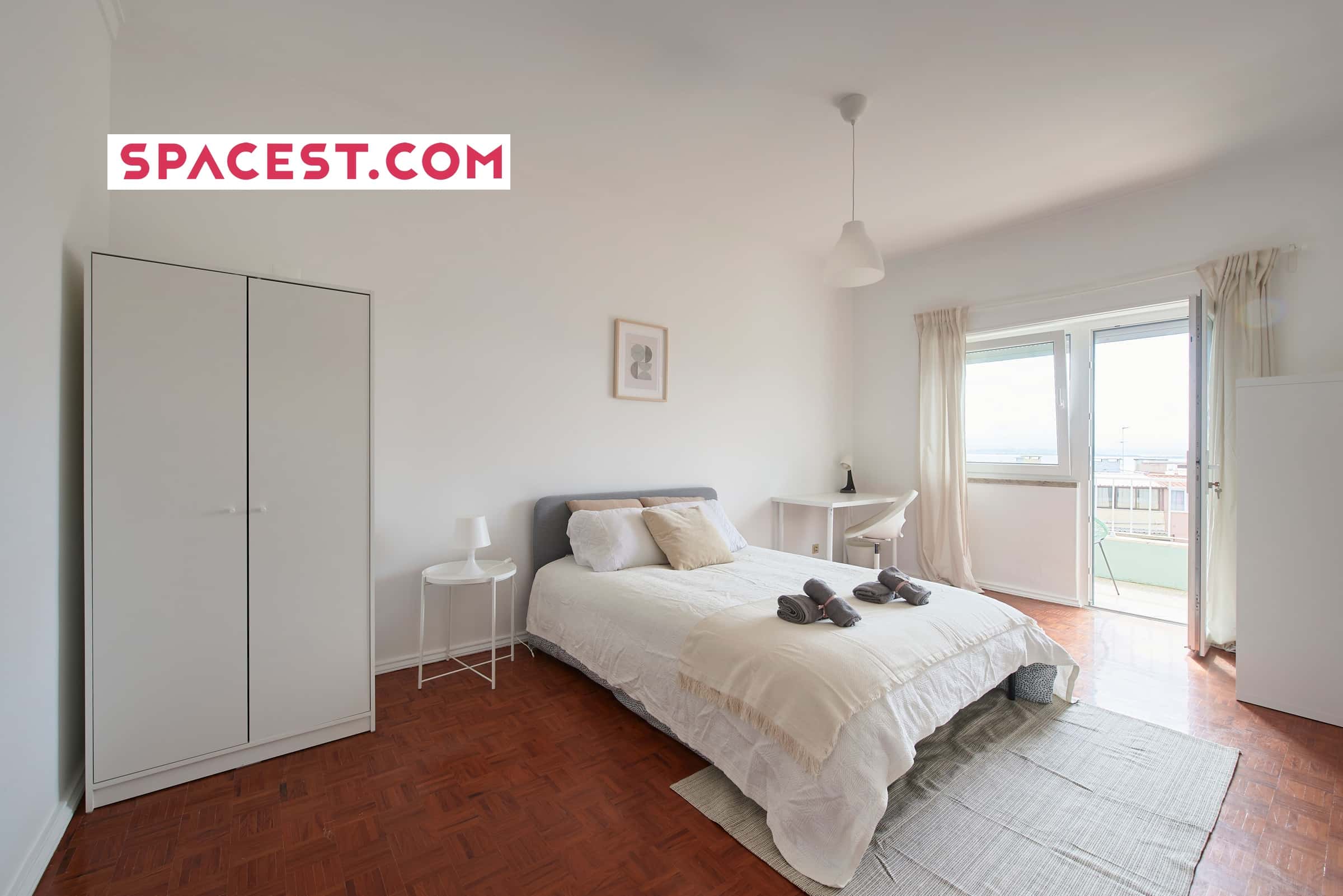  Luminous Bedroom With Private Balcony In A 5-Bedroom Apartment In Rua Eugénio De Castro - Room 5  -  Luminous bedroom with private balcony in a 5-bedroom apartment in Rua Eugénio de Castro - Room 5  - Gallery -  1