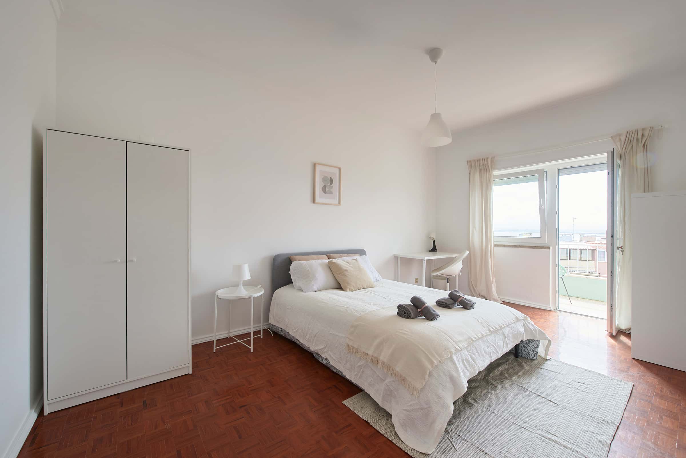  Luminous Bedroom With Private Balcony In A 5-Bedroom Apartment In Rua Eugénio De Castro - Room 5  -  Luminous bedroom with private balcony in a 5-bedroom apartment in Rua Eugénio de Castro - Room 5  - Gallery -  2