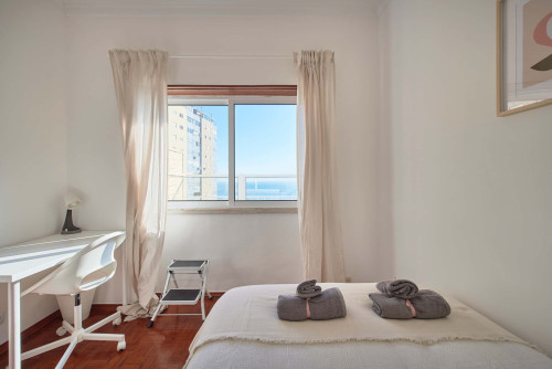 Cozy bedroom in a 5-bedroom apartment in Cacilhas - Room 4