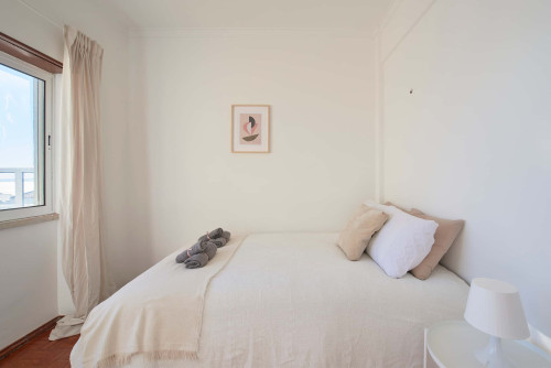 Cozy bedroom in a 5-bedroom apartment in Cacilhas - Room 4 - Gallery - 10