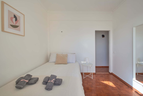 Cozy bedroom in a 5-bedroom apartment in Cacilhas - Room 4 - Gallery - 7