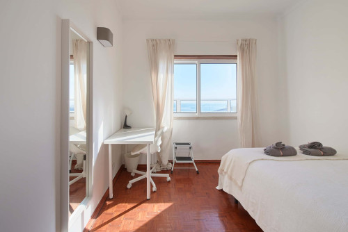 Cozy bedroom in a 5-bedroom apartment in Cacilhas - Room 4 - Gallery - 13